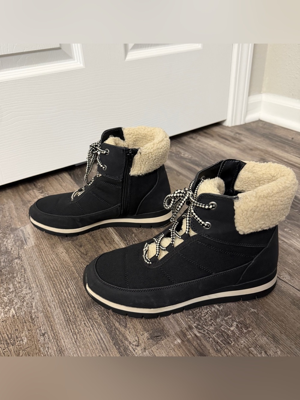 SOUL Naturalizer Carey Women’s Black Faux Fur Lined Lace-Up Ankle Bootie 8.5W
